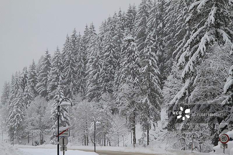 奥地利境内的冰封道路图片素材