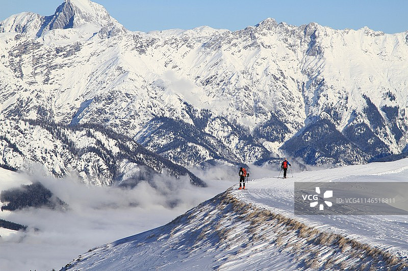 在阿尔卑斯山上徒步旅行图片素材