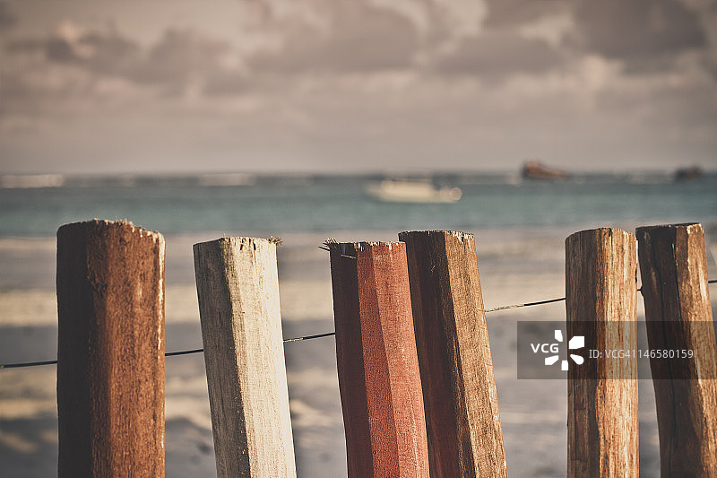 长椅、围栏与加勒比海风光图片素材