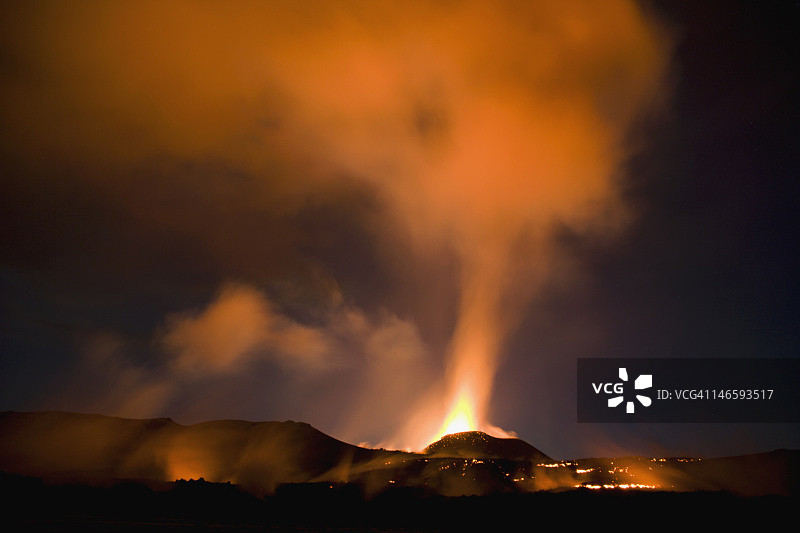 午夜菲姆沃罗豪斯火山喷发图片素材