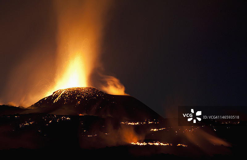 午夜菲姆沃罗豪斯火山喷发图片素材