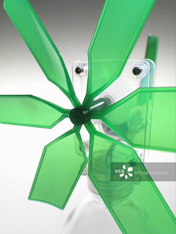 小型风车发电机特写图片素材