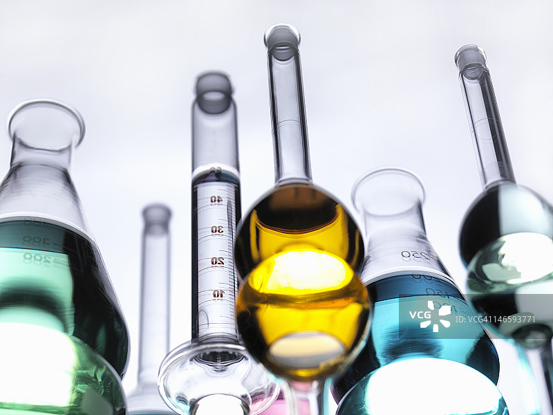 装有液体的烧杯在反光桌面上图片素材