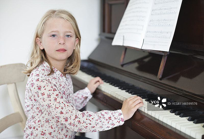 弹钢琴的女孩(7-8岁)图片素材