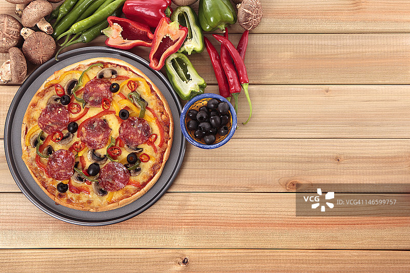 配料丰富的意大利辣香肠披萨图片素材