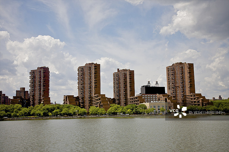 水边四栋红色砖砌现代公寓楼图片素材