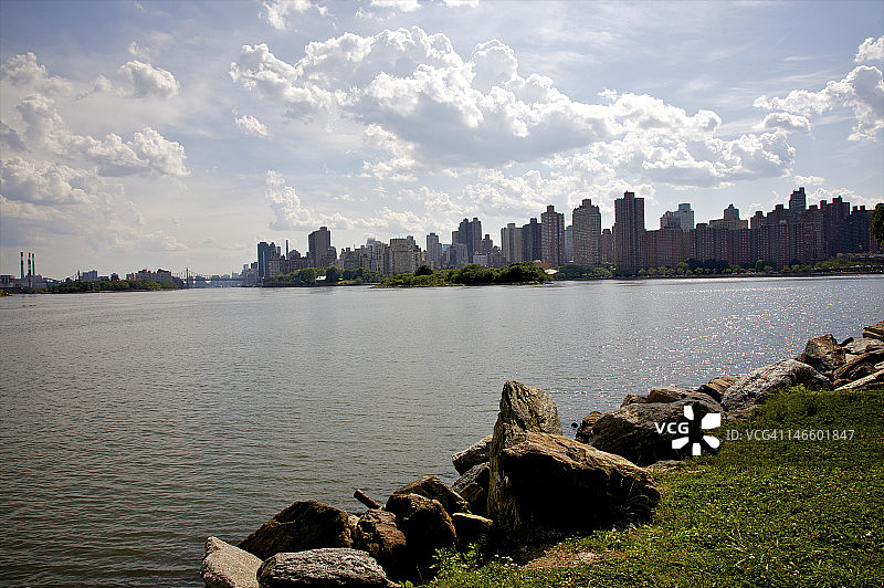 曼哈顿建筑群水边的岩石图片素材