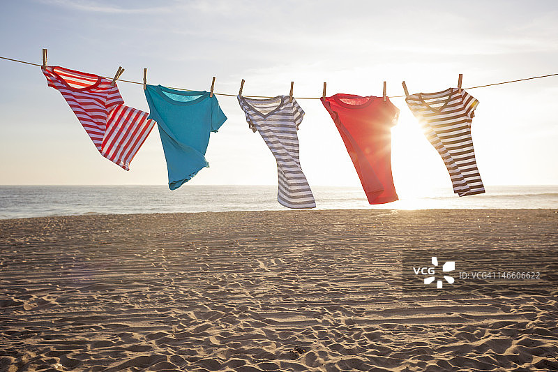 海滩上晾晒的T恤衫图片素材