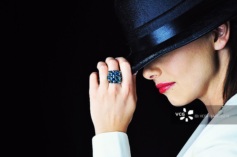 戴着软呢帽的女人图片素材