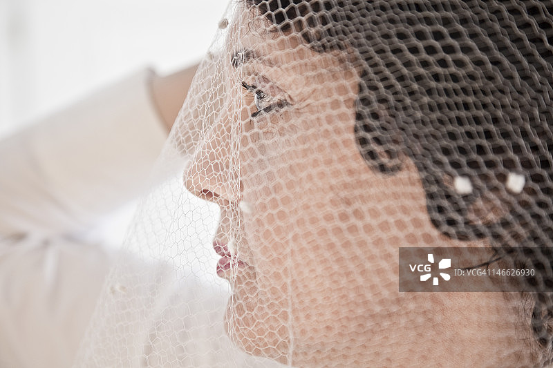 戴着婚纱面纱的中年妇女图片素材