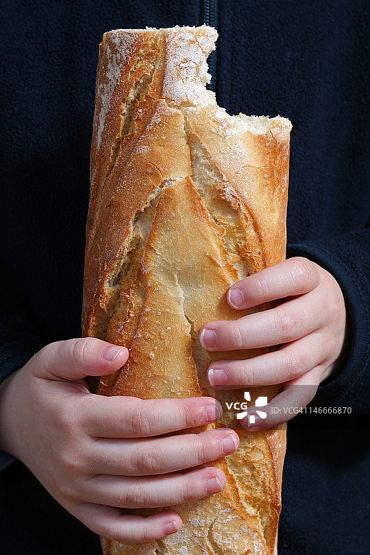 孩子拿着面包图片素材