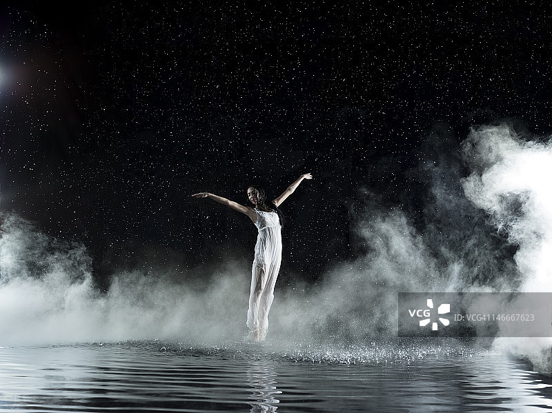 在雨夜跳舞的女人图片素材