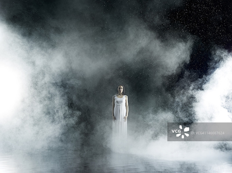 雨夜薄雾中身穿白衣的女人图片素材