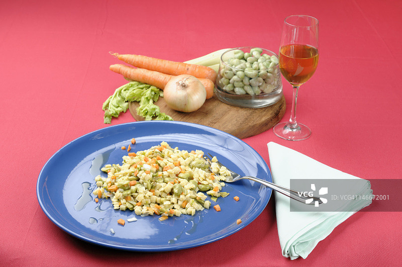 四角意大利面和蚕豆图片素材