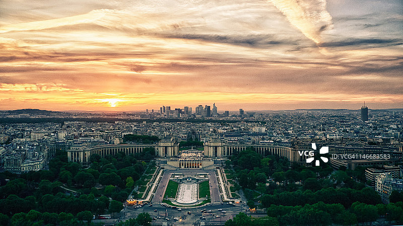 从埃菲尔铁塔拍摄的巴黎日落图片素材