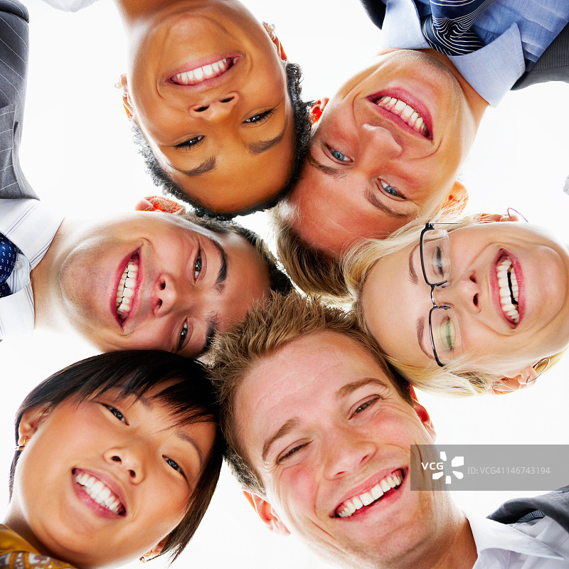 商务同事一起微笑的低角度视图图片素材