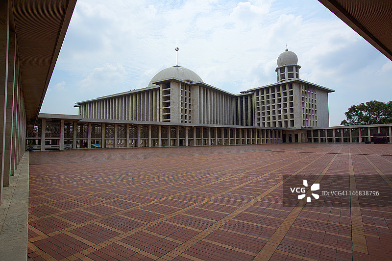 独立清真寺与庭院图片素材