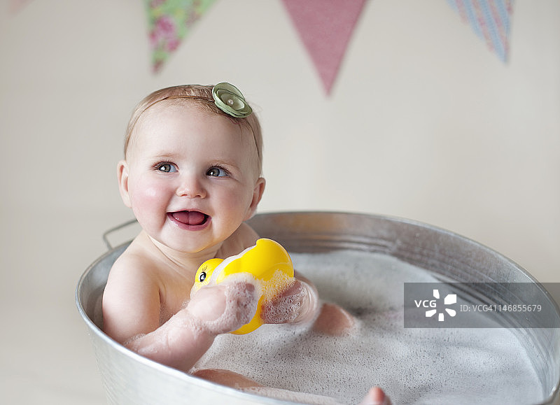 浴缸里的女宝宝图片素材