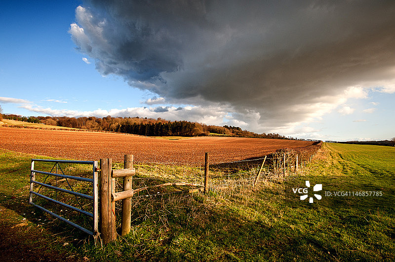 乌云密布下的田野图片素材