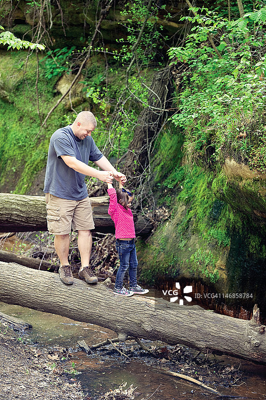 父亲帮助女儿图片素材