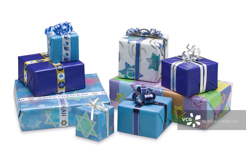 精选的蓝色包装光明节礼物，与白色背景隔离图片素材