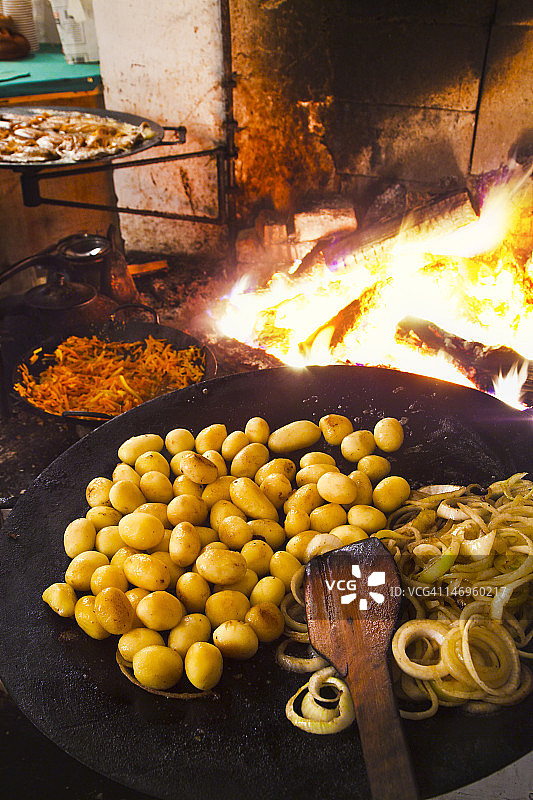 山间小屋晚餐图片素材