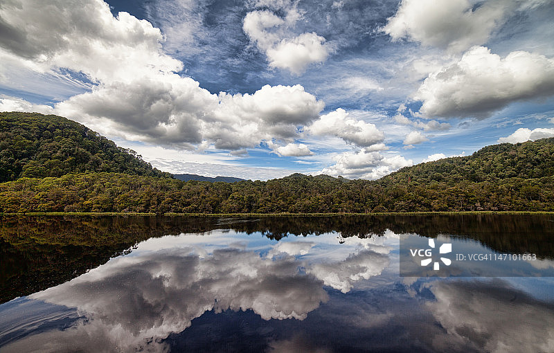 河流上的云彩倒影图片素材