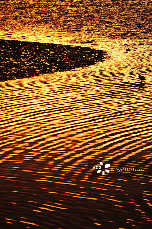 河面上的金色日落光芒图片素材