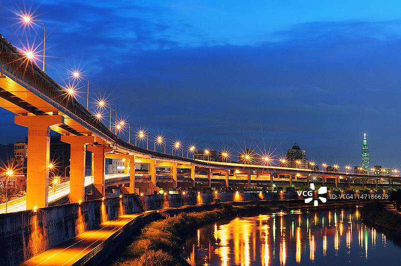 蓝色时刻的高速公路和台北101大楼图片素材