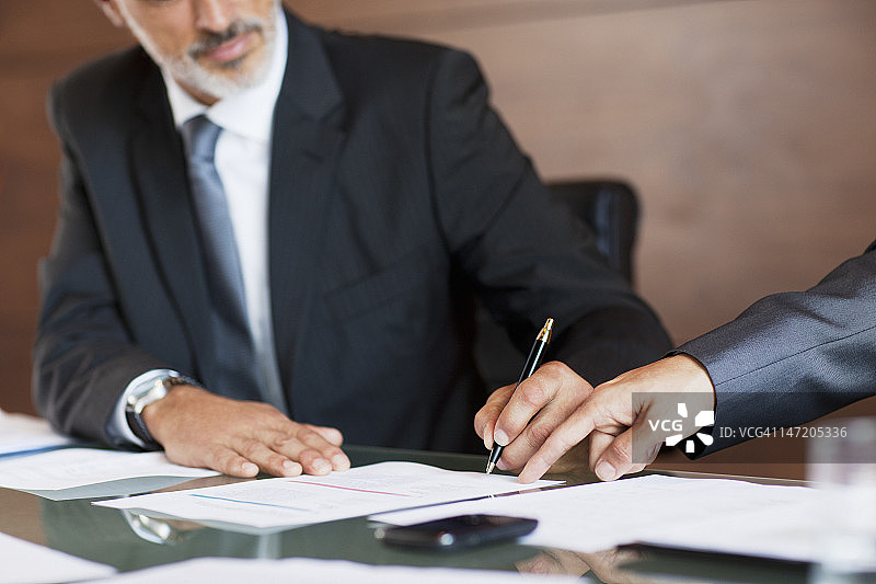 签署文件的商人图片素材