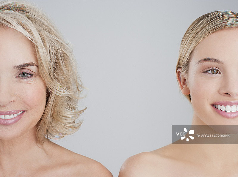 微笑的母亲和女儿肖像图片素材