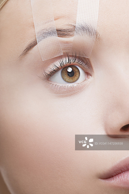 女人眼睛被胶带固定睁开特写图片素材