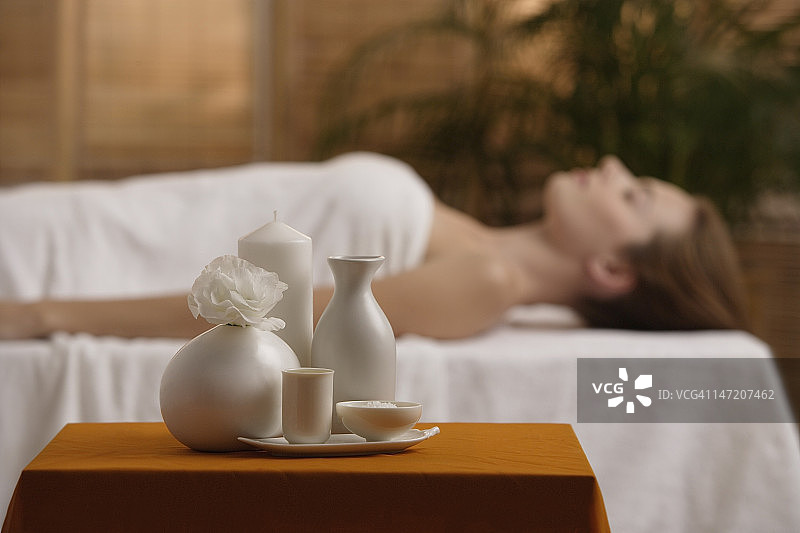 年轻女子躺在按摩台上图片素材