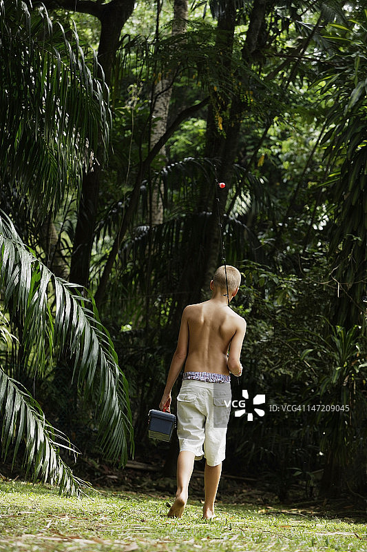 携带渔具的男孩图片素材