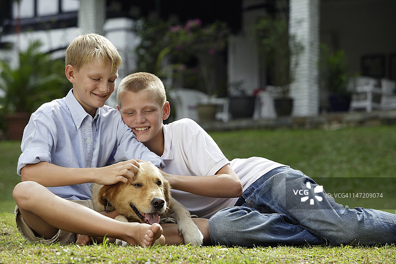 两个男孩和一只狗图片素材