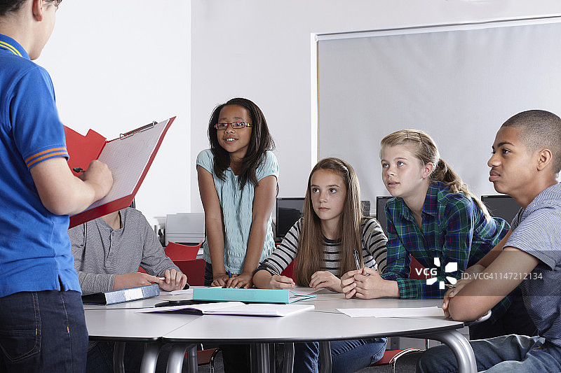 参加学校委员会会议的一群学生图片素材