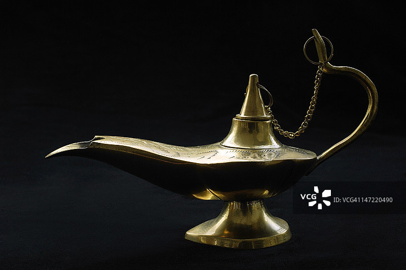 黄铜阿拉丁神灯图片素材