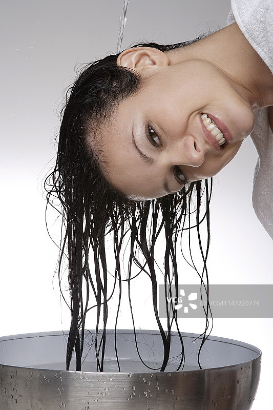 正在洗头的女人图片素材