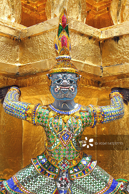 曼谷大皇宫的金翅鸟雕像图片素材