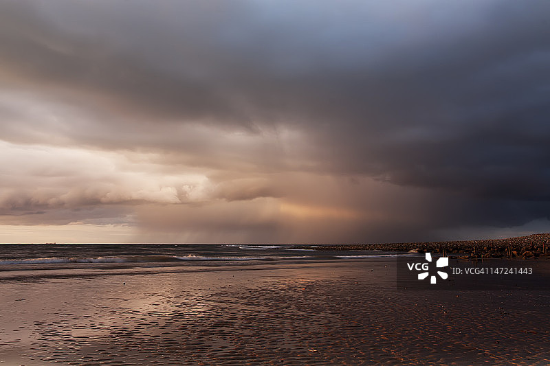 Llanfairfechan海滩上空的暴风云图片素材
