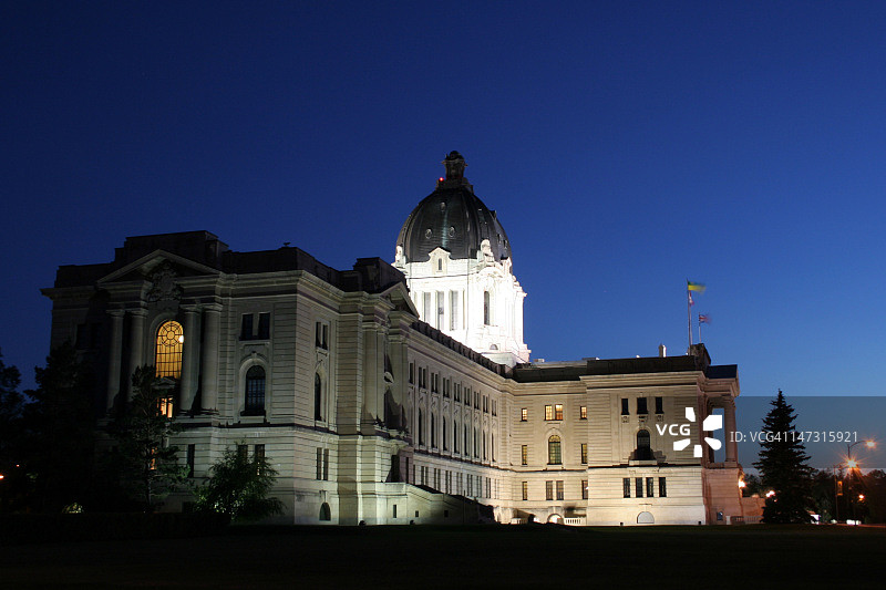 夜幕下的萨斯喀彻温省议会大厦图片素材
