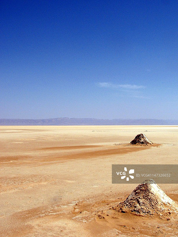 哲里德盐湖上的沙堆图片素材