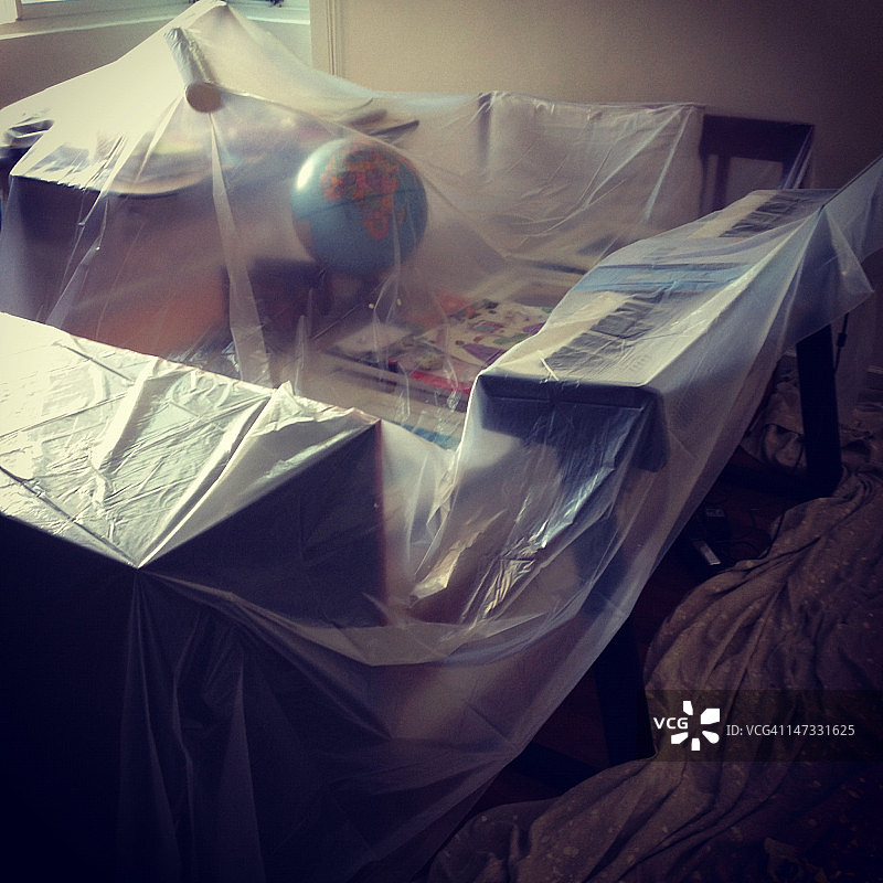 用塑料布覆盖的家具图片素材