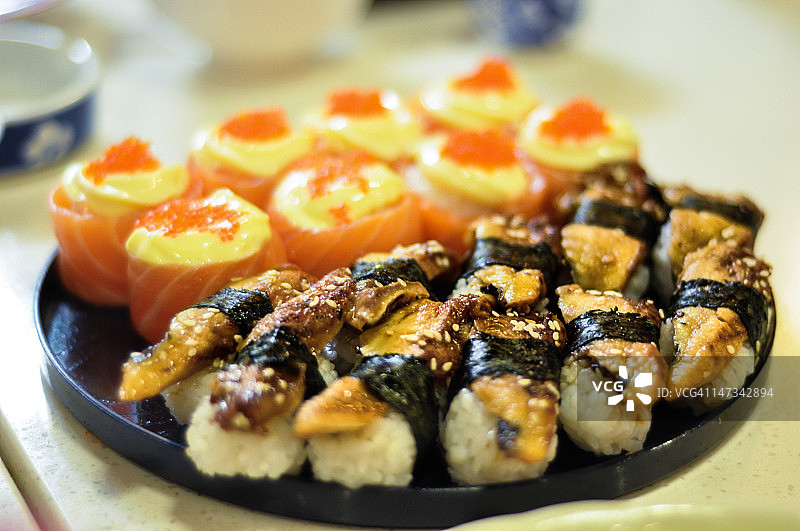 三文鱼卷和鳗鱼寿司图片素材