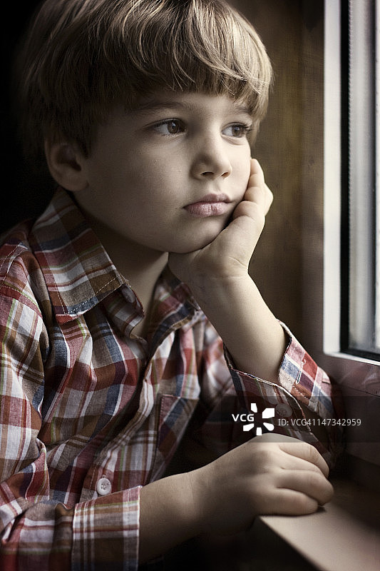 男孩探头看向窗外图片素材