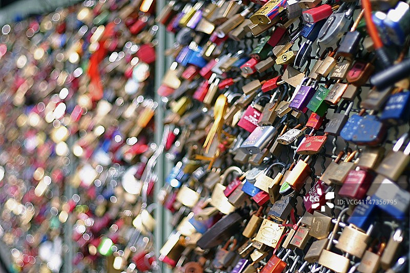 霍亨索伦桥上的爱情锁图片素材