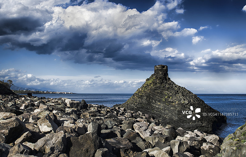 岩石海景与壮观云彩图片素材