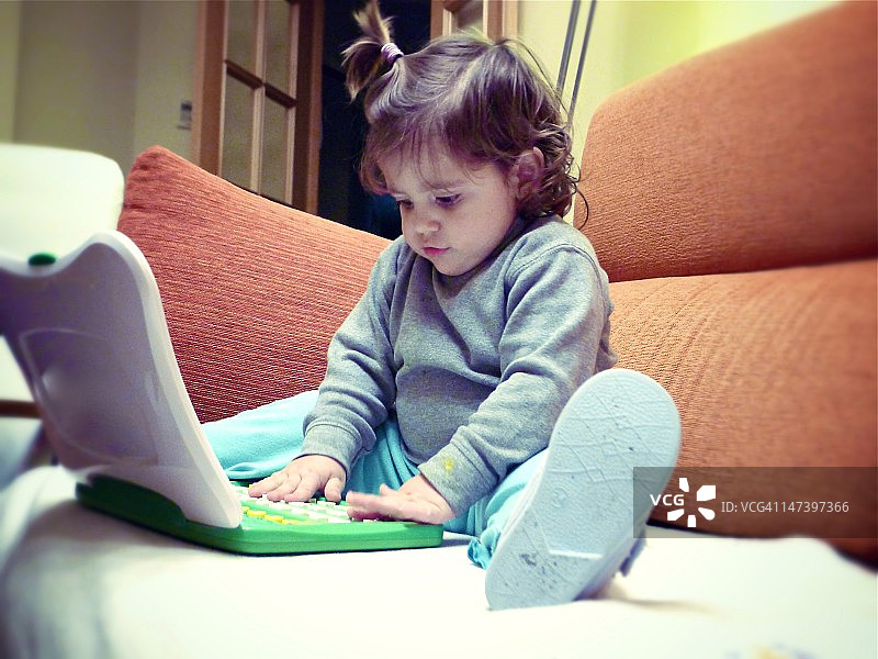 玩玩具电脑的婴儿图片素材