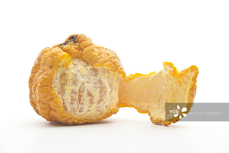 白色背景上剥皮的橘子状金块图片素材