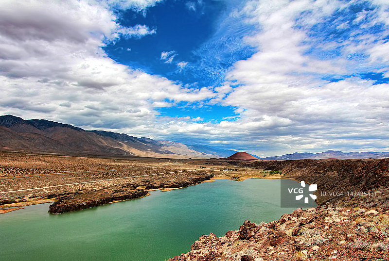 小湖和红色山丘火山锥图片素材